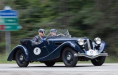 Před Národním technickým muzeem vyvrcholí soutěž historických automobilů ,,1000 mil československých“