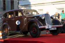 Před Národním technickým muzeem vyvrcholí soutěž historických automobilů ,,1000 mil československých“