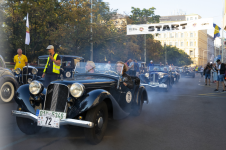 Před Národním technickým muzeem vyvrcholí soutěž historických automobilů ,,1000 mil československých“