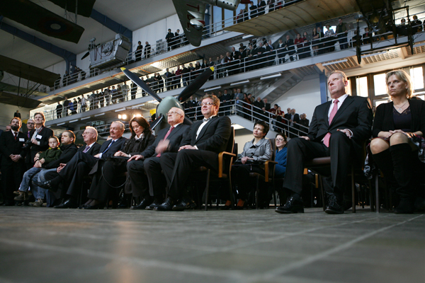 Ministr kultury Jiří Besser, generální ředitel NTM Karel Ksandr, prezident republiky Václav Klaus, předsedkyně Poslanecké sněmovny Miroslava Němcová, první místopředseda Senátu Přemysl Sobotka a rektor ČVUT Václav Havlíček (zprava)